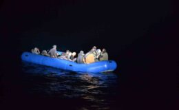 İzmir açıklarında 30 düzensiz göçmen kurtarıldı, 24 göçmen yakalandı