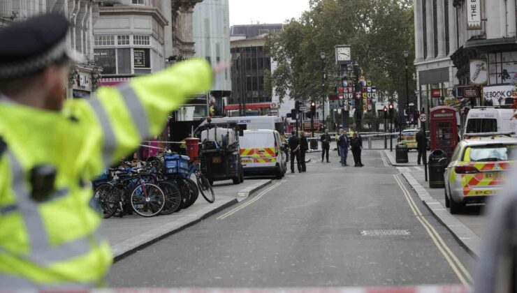 Londra’da bıçaklı saldırı: 2 polis yaralı