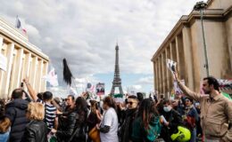 Paris’te Mahsa Amini’nin ölümü protesto edildi
