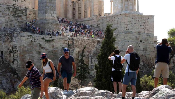 Atina’da bir kadın Akropolis’teki kayalıklardan düşerek hayatını kaybetti