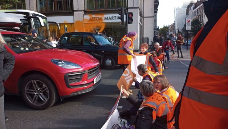 İklim aktivistlerinden lüks araç galerisine boyalı saldırı