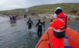 Adada mahsur kalan 28 düzensiz göçmen Sahil Güvenlik tarafından kurtarıldı
