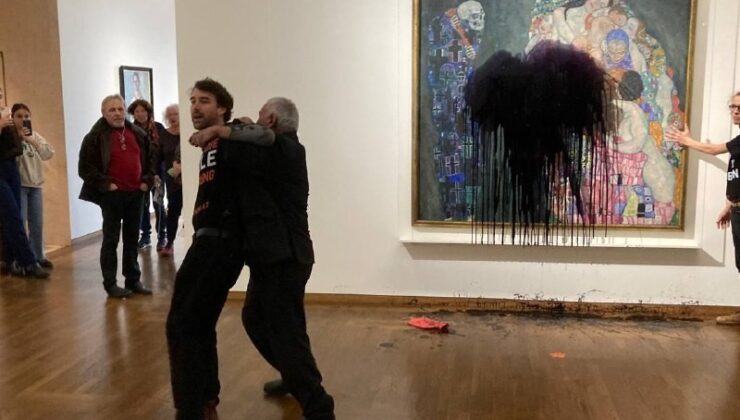 Avusturya’da iklim aktivistleri, ressam Klimt’in tablosuna siyah boya fırlattı