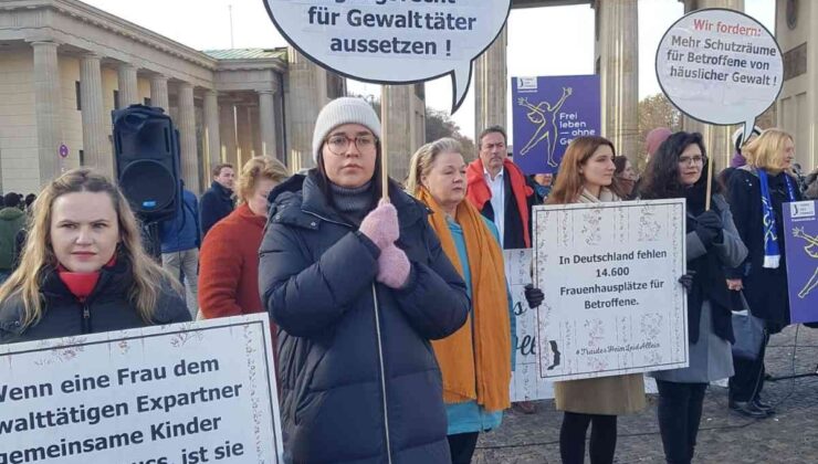 Berlin’de kadına karşı şiddet protesto edildi