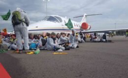 Hollanda’da çevre aktivistlerinden havalimanındaki özel jetlerin kalkışına engel