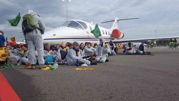 Hollanda’da çevre aktivistlerinden havalimanındaki özel jetlerin kalkışına engel