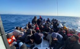 İzmir açıklarında 77 düzensiz göçmen kurtarıldı