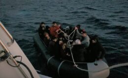 Türk kara sularına geri itilen 22 kaçak göçmeni Sahil Güvenlik kurtardı