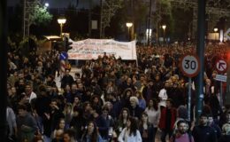 Yunanistan’da 17 Kasım Öğrenci Direnişi’nin 49. yıl dönümünde yüzlerce kişi ABD Büyükelçiliğine yürüdü