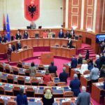 arnavutluk meclisinde 1 dakikalik saygi durusu 7a7b2e9