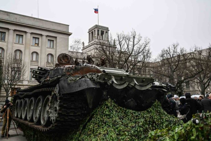 rusyanin berlin buyukelciligi onune rus tanki konuldu eff8baf