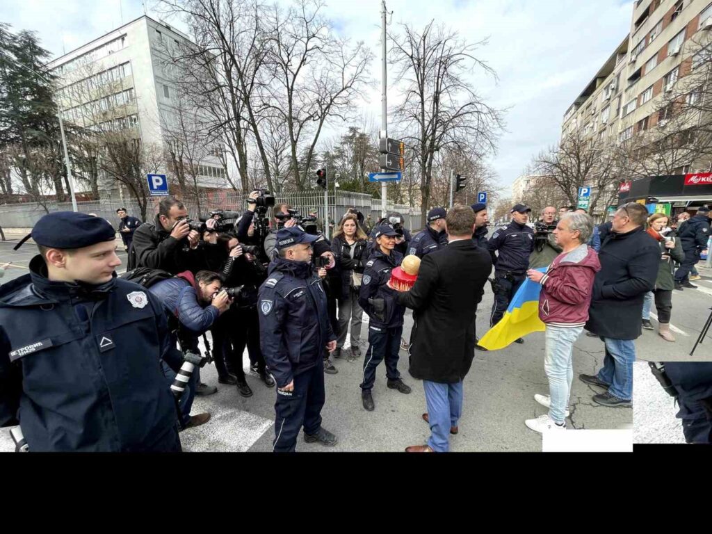 rusyanin sirbistandaki buyukelciliginin onune olum pastasi birakildi 3cfc748