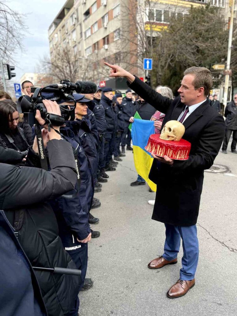 rusyanin sirbistandaki buyukelciliginin onune olum pastasi birakildi ab4cbed