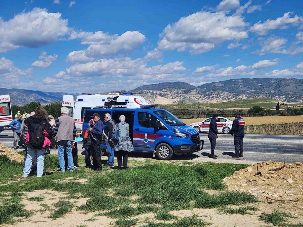 alman turistleri tasiyan midibus otomobili ezdi 1 olu 24 yarali 0bc60ac