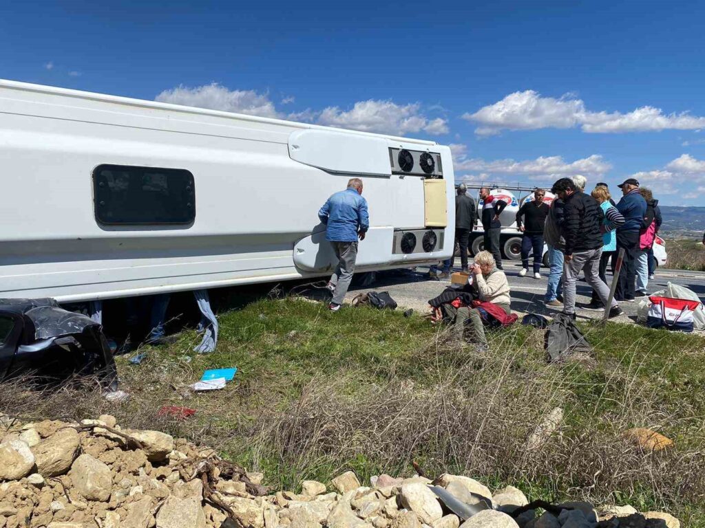 alman turistleri tasiyan midibus otomobili ezdi 1 olu 24 yarali 653e489