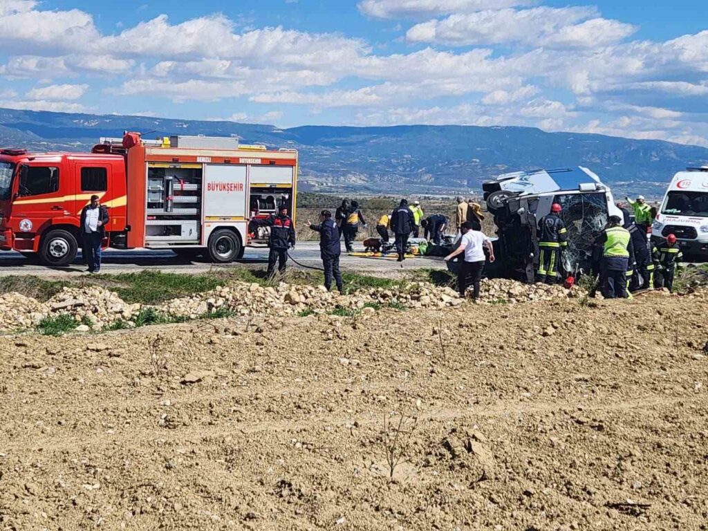 alman turistleri tasiyan midibus otomobili ezdi 1 olu 24 yarali 920e395