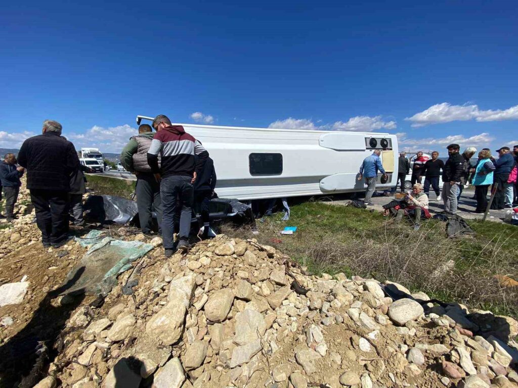 alman turistleri tasiyan midibus otomobili ezdi 1 olu 24 yarali 97a100a