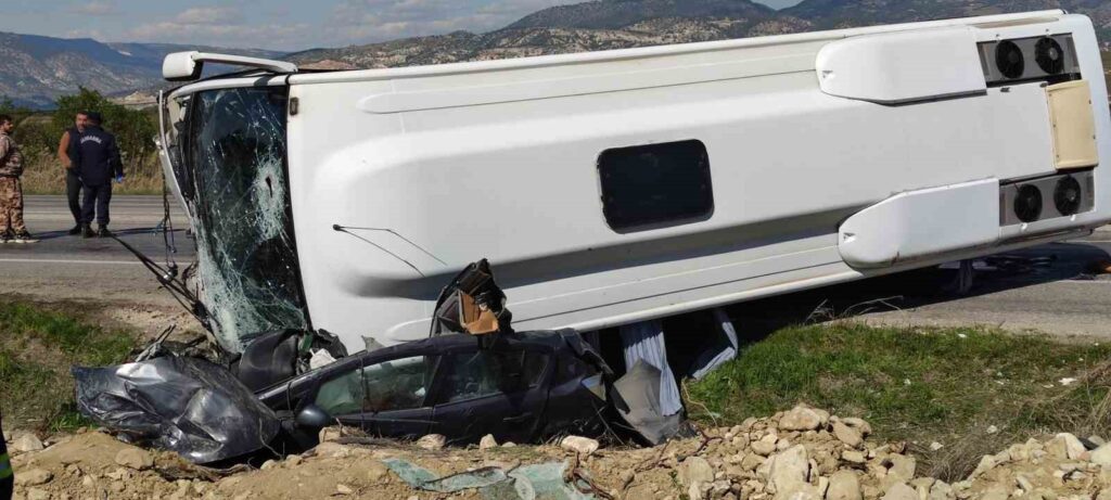 alman turistleri tasiyan midibus otomobili ezdi 1 olu 24 yarali bd64012