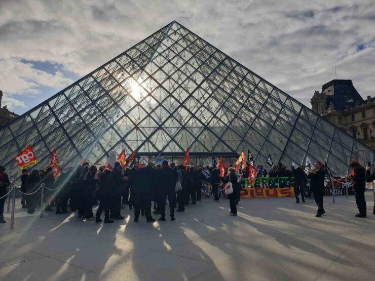 fransada protestocular louvre muzesinin girisini kapatti 13602b9