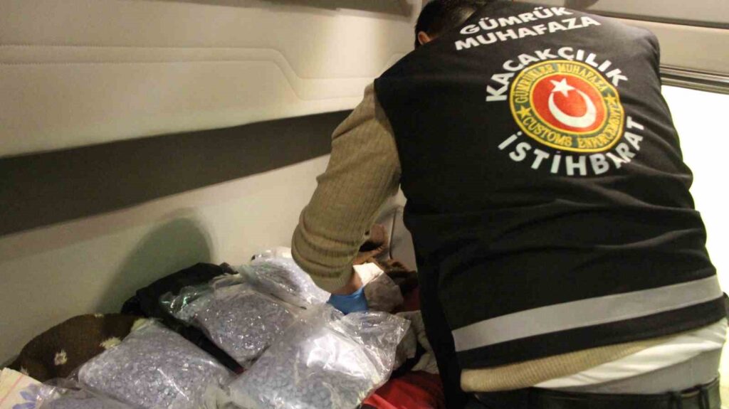 gumruk muhafaza ekiplerinden seri uyusturucu operasyonlari 173 kilo uyusturucu madde ele gecirildi 4e127b9