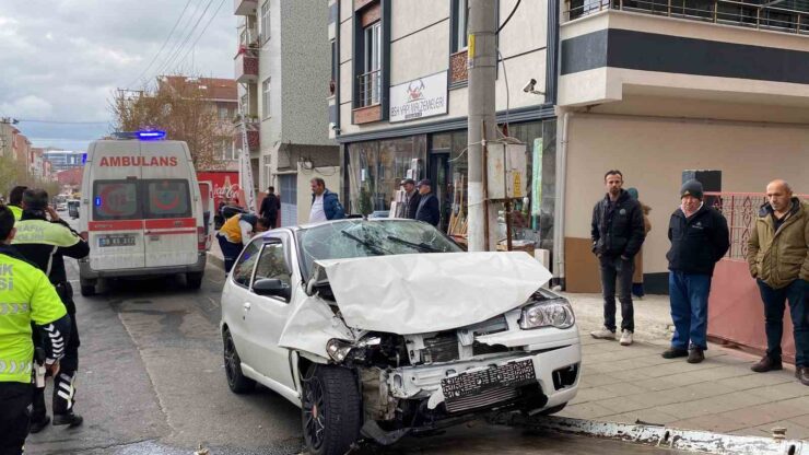 otomobilin isci servisiyle kafa kafaya carpistigi feci kaza kamerada 1 olu 3 yarali 9ffa546