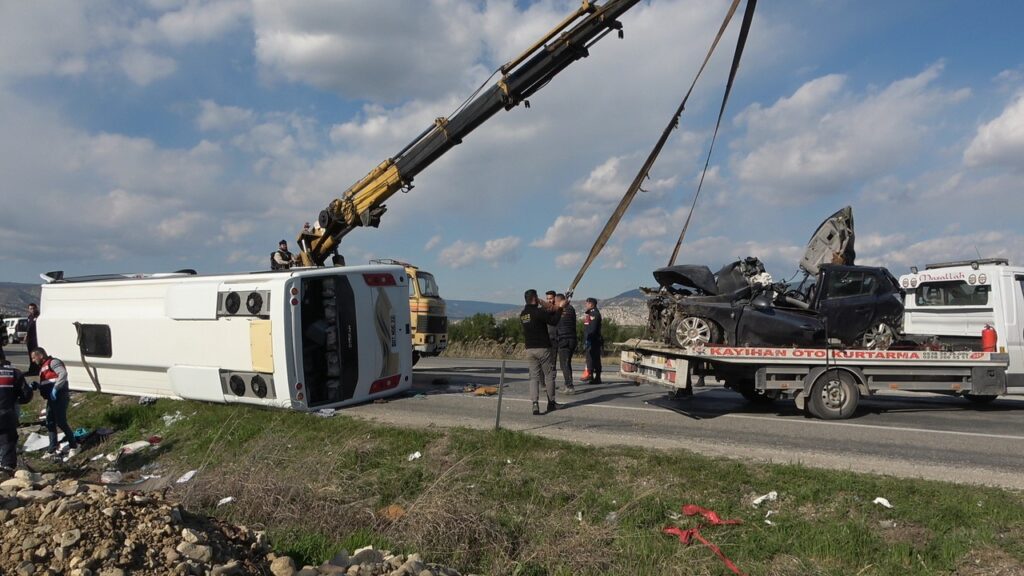 tur midibusu kazasinda olu sayisi 2ye yukseldi 0e00354