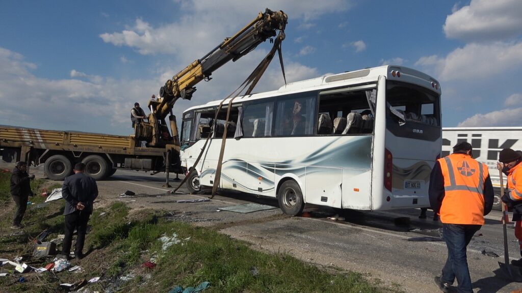 tur midibusu kazasinda olu sayisi 2ye yukseldi 61b839a