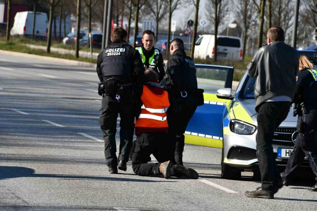 hamburgda iklim aktivistleri ellerini asfalta yapistirdi 0aefd1d