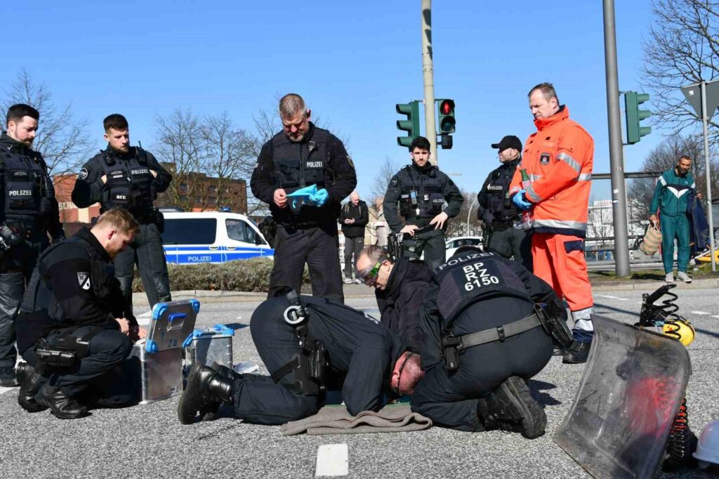 hamburgda iklim aktivistleri ellerini asfalta yapistirdi 22cb4a5