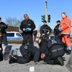 hamburgda iklim aktivistleri ellerini asfalta yapistirdi 22cb4a5