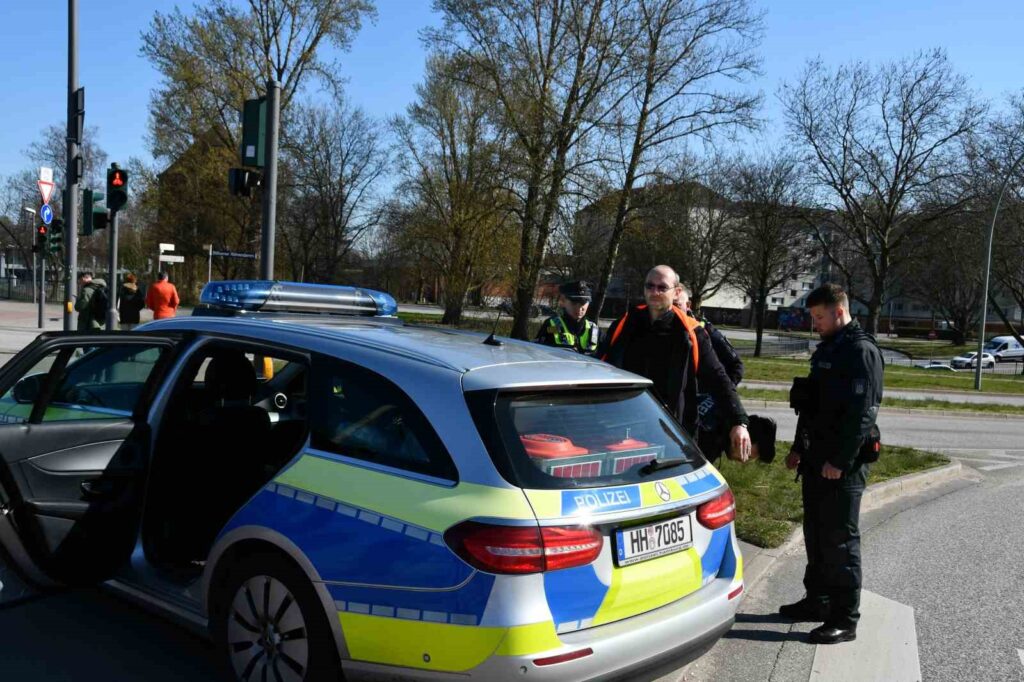 hamburgda iklim aktivistleri ellerini asfalta yapistirdi 8a4a869