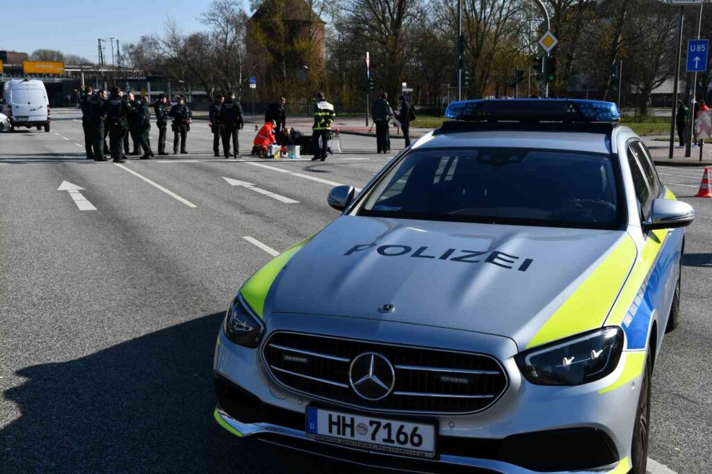 hamburgda iklim aktivistleri ellerini asfalta yapistirdi fc48ecc