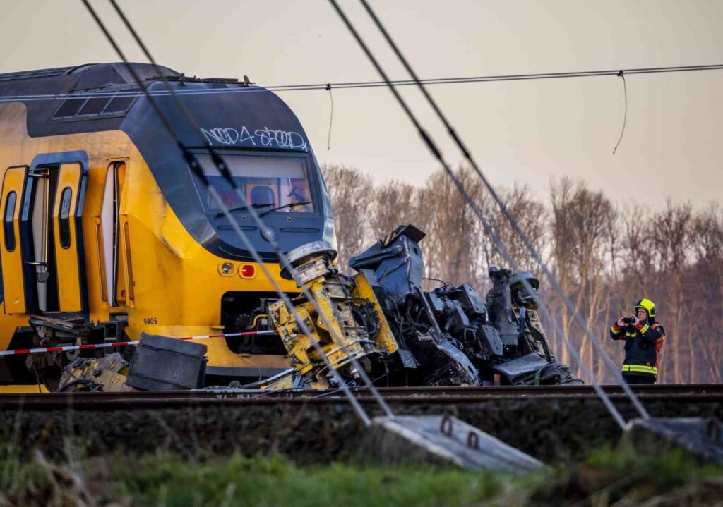 hollandada yolcu treni raydan cikti 1 olu 30 yarali e03ca11