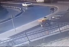 istanbulda luks aracla navigasyon kazasi kamerada kuryeye 300 euro verip kactilar a540cbc