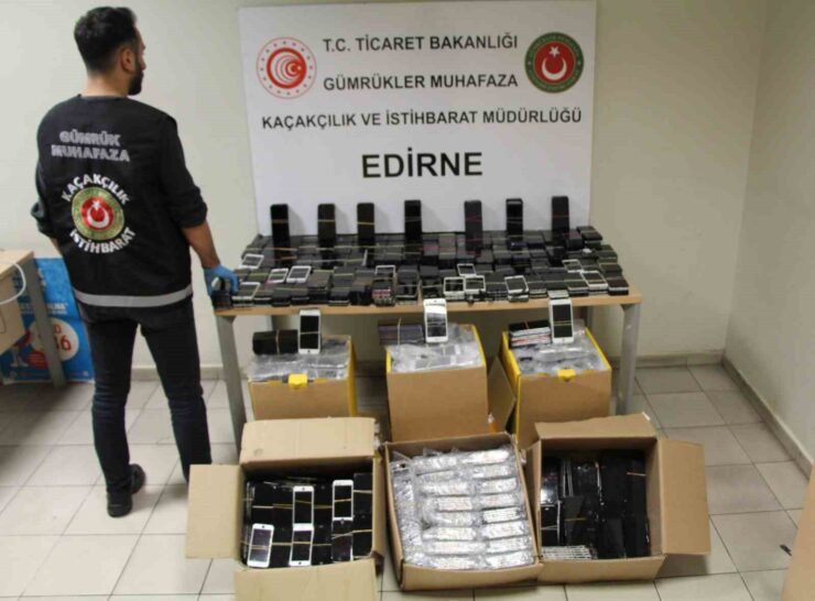 kapikule gumruk kapisinda 3 milyon 730 bin lira degerinde 6 bin adet telefon ele gecirildi a7fb0b7