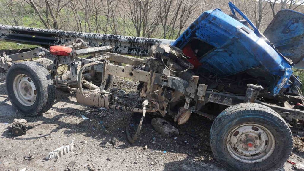 kontrolden cikan tir otoban emniyet seridinde park halindeki kamyoneti bicti 37b18c5