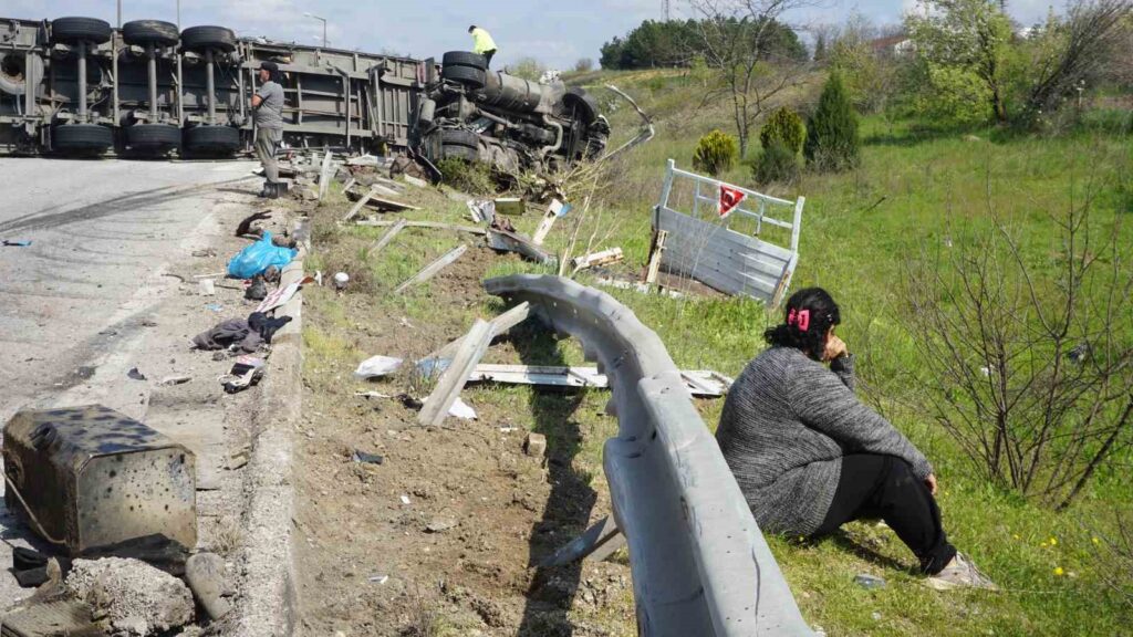 kontrolden cikan tir otoban emniyet seridinde park halindeki kamyoneti bicti 3ef6b61