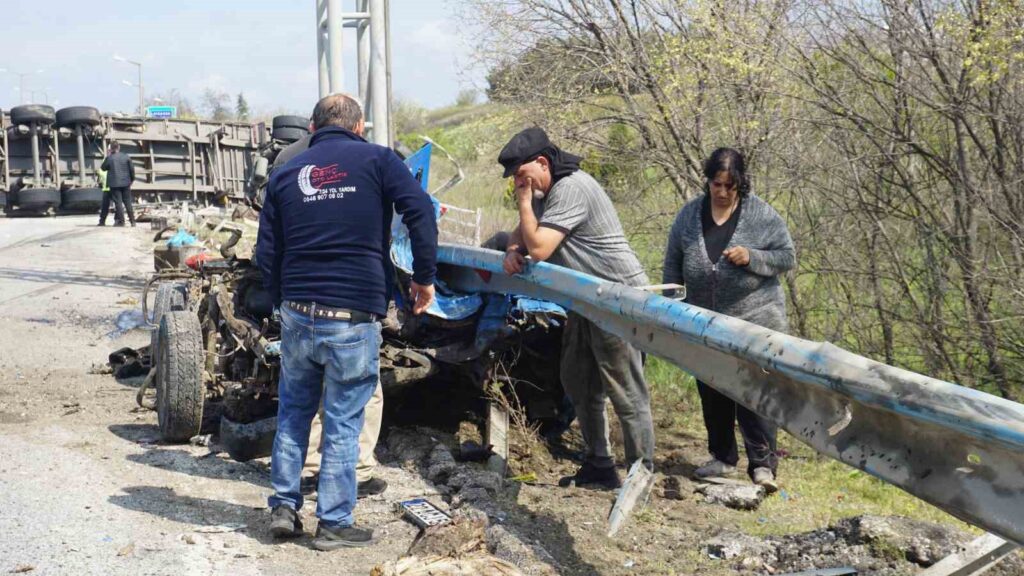 kontrolden cikan tir otoban emniyet seridinde park halindeki kamyoneti bicti a3b884f