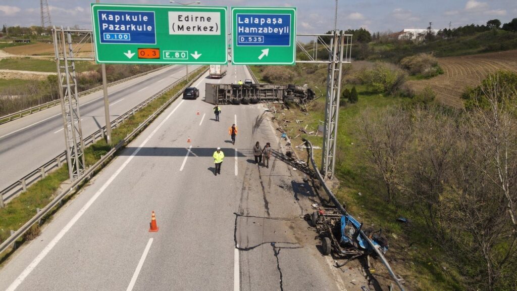 kontrolden cikan tir otoban emniyet seridinde park halindeki kamyoneti bicti ac23b95