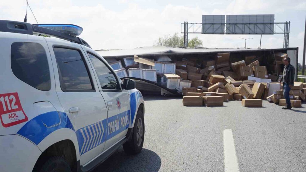 kontrolden cikan tir otoban emniyet seridinde park halindeki kamyoneti bicti f1454ca