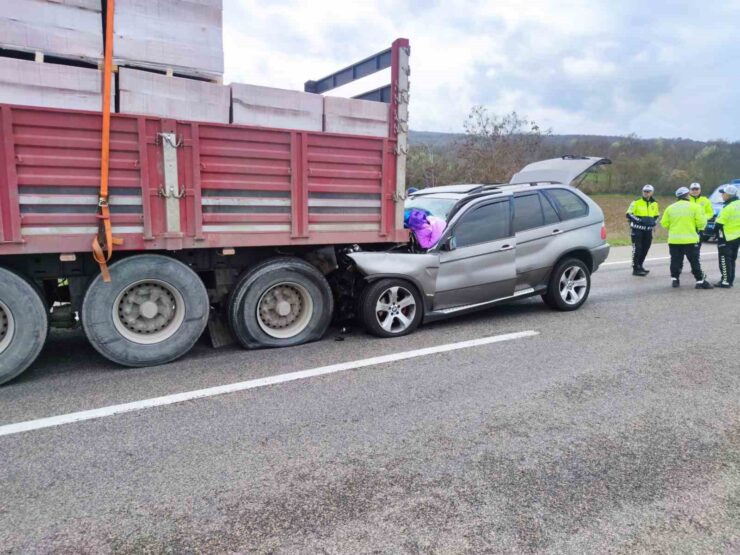 yabanci plakali arac tira ok gibi saplandi 1 yarali 279ebbf